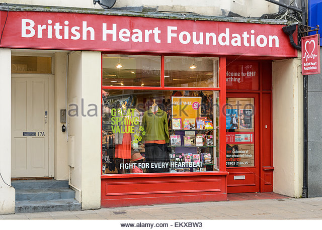 british-heart-foundation-charity-shop-front-in-the-uk-ekxbw3